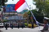 Anggota Satlantas Polresta Banyuwangi bersama pengguna jalan mengikuti detik-detik proklamasi di Simpang Lima, Banyuwangi, Jawa Timur, Minggu (17/8/2025). Upacara singkat di tengah jalan tersebut bertujuan untuk mengajak masyarakat menghentikan sejenak aktivitas dan menumbuhkan rasa nasionalisme serta penghormatan kepada jasa para pahlawan. ANTARA Jatim/Budi Candra Setya/mas.
