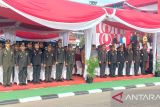 Unsur Forkopimda se-Babel dan stakeholder terkait lainnya mengikuti upacara bendera Peringatan HUT ke-80 Republik Indonesia di halaman kantor Gubernur Bangka Belitung, Minggu (17/8/2025) pagi. Peringatan HUT ke-80 RI bertemakan Bersatu, Berdaulat, Rakyat Sejahtera, Indonesia Maju. (ANTARA/Elza Elvia)