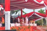 Gubernur Kepulauan Bangka Belitung, Hidayat Arsani menjadi pembina upacara HUT Ke-80 Republik Indonesia di halaman kantor Gubernur Bangka Belitung, Minggu (17/8/2025) pagi. Peringatan HUT ke-80 RI bertemakan Bersatu, Berdaulat, Rakyat Sejahtera, Indonesia Maju. (ANTARA/Elza Elvia)