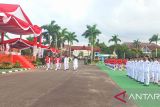 Upacara bendera Peringatan HUT ke-80 Republik Indonesia di halaman kantor Gubernur Bangka Belitung, Minggu (17/8/2025) pagi. Peringatan HUT ke-80 RI bertemakan Bersatu, Berdaulat, Rakyat Sejahtera, Indonesia Maju. (ANTARA/Elza Elvia)
