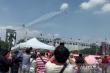 Masyarakat sambut atraksi pesawat tempur milik TNI AU melintas di langit Monas