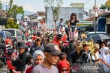Warga mengikuti karnaval kemerdekaan di Desa Banjarsari, Kecamatan Bayongbong, Kabupaten Garut, Jawa Barat, Sabtu (16/8/2025). Karnaval yang diikuti oleh ribuan warga dari delapan RW di Desa Banjarsari, Kecamatan Bayongbong, Garut tersebut menampilkan pawai kostum dan budaya yang ditujukan untuk memeriahkan HUT ke-80 Republik Indonesia. ANTARA FOTO/Raisan Al Farisi/agr