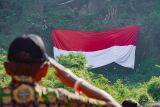 Sejumlah peserta memberikan hormat saat upacara bendera di kawasan wisata Coban Pelangi, Kabupaten malang, Jawa Timur, Minggu (17/8/2025). Upacara bendera raksasa berukuran 16x8 meter yang digelar oleh komunitas pendaki Tayo, Lembaga Desa Wisata Gubugklakah dan PT IDN tersebut diikuti 200 peserta dalam rangka memperingati HUT Ke-80 RI. ANTARA Jatim/Irfan Sumanjaya/mas.