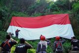 Sejumlah peserta memberikan hormat saat upacara bendera di kawasan wisata Coban Pelangi, Kabupaten malang, Jawa Timur, Minggu (17/8/2025). Upacara bendera raksasa berukuran 16x8 meter yang digelar oleh komunitas pendaki Tayo, Lembaga Desa Wisata Gubugklakah dan PT IDN tersebut diikuti 200 peserta dalam rangka memperingati HUT Ke-80 RI. ANTARA Jatim/Irfan Sumanjaya/mas.