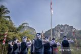 Siswa melakukan hormat bendera saat mengikuti upacara bendera Merah Putih di Pranaraksa Geotheater Hawu Pabeasan, Padalarang, Kabupaten Bandung Barat, Jawa Barat, Minggu (17/8/2025). Upacara dan pengibaran bendera raksasa di kawasan tebing hawu tersebut dilakukan dalam rangka memperingati HUT Kemerdekaan Ke-80 Republik Indonesia sekaligus upaya melestarikan kawasan konservasi Karst Citatah. ANTARA FOTO/Abdan Syakura/agr