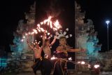 Seniman menampilkan tarian api saat Festival Satu Nusantara di Discovery Kartika Plaza Hotel, Kuta, Badung, Bali, Minggu (17/8/2025). Kegiatan yang menampilkan kekayaan budaya Indonesia melalui pertunjukan kolaboratif spesial tersebut untuk memperingati HUT ke-80 Kemerdekaan Republik Indonesia. ANTARA FOTO/Nyoman Hendra Wibowo/wsj.