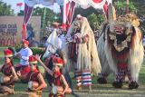 Seniman tampil pada parade seni budaya di kawasan pariwisata The Nusa Dua, Badung, Bali, Minggu (17/8/2025). Parade itu diselenggarakan untuk memeriahkan peringatan HUT ke-80 Kemerdekaan Republik Indonesia sekaligus mempromosikan kekayaan budaya nusantara kepada para wisatawan yang berkunjung ke kawasan tersebut. ANTARA FOTO/Fikri Yusuf/wsj.