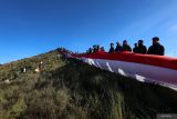 Sejumlah pendaki mengikuti upacara bendera yang diselenggarakan TSA Indonesia di kawasan Puncak Pawitra Gunung Penanggungan, Kabupaten Mojokerto, Jawa Timur, Minggu (17/8/2025). Sekitar lima ribu pendaki dari berbagai daerah melakukan pendakian dan mengikuti upacara memperingati HUT ke-80 RI di gunung tersebut dengan membentangkan bendera Merah Putih sepanjang seribu meter. Antara Jatim/Muhammad Mada/um