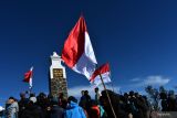 Sejumlah pendaki memadati kawasan Puncak Hargo Dumilah atau puncak Gunung Lawu di perbatasan wilayah Kabupatan Karanganyar, Jawa Tengah dengan Magetan, Jawa Timur, Minggu (17/8/2025). Ribuan pendaki dari berbagai daerah melakukan pendakian ke puncak gunung berketinggian 3.265 meter di atas permukan laut itu untuk merayakan HUT ke-80 RI. Antara Jatim/Siswowidodo/um