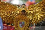 Peserta mengenakan kostum garuda berjalan kaki  saat mengikuti pawai budaya HUT ke 80 Kemerdekaan Republik Indonesia di Banda Aceh, Aceh, Senin (18/8/2025). Pawai budaya yang diikuti sekitar 5.000 peserta melibatkan  pelajar SD,SMP, Madrasyah  dan SMA dengan  berjalan kaki sejauh 4,5 kilometer keliling kota itu dalam rangka memeriahkan HUT ke-80 Kemerdekaan Republik Indonesia. ANTARA FOTO/Ampelsa.