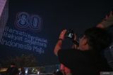 Warga mendokumentasikan atraksi formasi drone di Bundaran HI, Jakarta, Minggu (17/8/2025). Atraksi drone merupakan rangkaian dalam rangka memeriahkan HUT ke-80 RI. ANTARA FOTO/Fauzan/wsj.