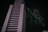 Atraksi formasi drone di Bundaran HI, Jakarta, Minggu (17/8/2025). Atraksi drone merupakan rangkaian dalam rangka memeriahkan HUT ke-80 RI. ANTARA FOTO/Fauzan/wsj.