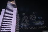 Atraksi formasi drone membentuk gambar program pemerintah makan bergizi gratis (MBG) di Bundaran HI, Jakarta, Minggu (17/8/2025). Atraksi drone merupakan rangkaian dalam rangka memeriahkan HUT ke-80 RI. ANTARA FOTO/Fauzan/wsj.