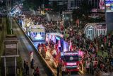 Kendaraan pawai dari kementerian dan lembaga mengikuti Karnaval HUT ke-80 Kemerdekaan RI di Jalan MH Thamrin, Jakarta, Minggu (17/8/2025). Pawai Karnaval Kemerdekaan tersebut menampilkan parade truk kementerian yang dihias unik, mulai dari replika Kapal Pinisi hingga kolaborasi dengan Gostik Comic dalam rangka memeriahkan HUT ke-80 Kemerdekaan RI. ANTARA FOTO/Fauzan/wsj.