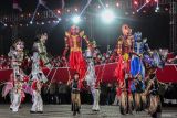 Peserta tampil saat Pesta Rakyat dan Karnaval Kemerdekaan di kawasan Monas, Jakarta, Minggu (17/8/2025). Karnaval Kemerdekaan dalam rangka memperingati HUT ke-80 Kemerdekaan RI itu melintasi Jalan Medan Merdeka Utara hingga Semanggi, Jakarta Pusat. ANTARA FOTO/Galih Pradipta/wsj.