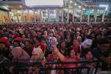 Ribuan warga menikmati berbagai hiburan saat Pesta Rakyat Sarinah Thamrin di Anjungan Sarinah, Jakarta, Minggu (17/8/2025). Pesta Rakyat yang menampilkan tarian, musik dan video mapping diselenggarakan dalam rangka memperingati HUT ke-80 Kemerdekaan RI. ANTARA FOTO/Muhammad Iqbal/wsj.