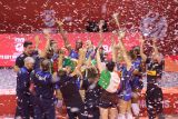 Pemain dan ofisial Timnas Putri ItaliaU-21 berselebrasi saat upacara penghargaan FIVB Volleyball Women's U-21 World Championship 2025 di Jawa Pos Arena, Surabaya, Jawa Timur, Minggu (17/8/2025). Timnas Voli Putri Italia menduduki peingkat pertama usai mengalahkan Jepang dengan skor 3-2 (25-22, 22-25, 15-25, 25-19 dan 15-11). ANTARA Jatim/Moch Asim.