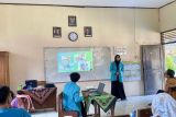 Tim PKM-PM UMS bekali wali murid SDN Wiropaten modul monitoring belajar