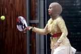 Penggemar olahraga padel yang berbusana kebaya berusaha mengembalikan bola ke arah lawannya dalam Turnamen Padel Berwastra di Malang, Jawa Timur, Selasa (19/8/2025). Turnamen yang diikuti 32 peserta tersebut digelar untuk memperingati HUT ke-80 Kemerdekaan RI, sekaligus memperkenalkan olahraga padel serta melestarikan wastra nusantara seperti sarung, batik, tenun, dan kebaya. Antara Jatim/Ari Bowo Sucipto/um
