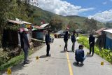 Polisi olah TKP penembakan Brigpol Ronal Enok