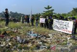 Mahasiswa Pecinta Alam (Mapala) se-Banten berorasi saat mengikuti pembentangan bendera saat peringatan HUT ke-80 kemerdekaan RI di TPA Bangkonol, Pandeglang, Banten, Minggu (17/8/2025). Upacara pengibaran bendera Merah Putih raksasa berukuran 30 meter persegi di TPA Bangkonol tersebut sebagai pesan untuk menjaga lingkungan dengan meminimalisir tumpukan sampah sekaligus bentuk protes atas kerja sama Pemerintah Kabupaten Pandeglang dengan Pemerintah Kota Tangerang Selatan terkait penampungan sampah. ANTARA FOTO/Muhammad Bagus Khoirunas/gp