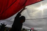 Mahasiswa Pecinta Alam (Mapala) se-Banten membentangkan bendera saat peringatan HUT ke-80 kemerdekaan RI di TPA Bangkonol, Pandeglang, Banten, Minggu (17/8/2025). Upacara pengibaran bendera Merah Putih raksasa berukuran 30 meter persegi di TPA Bangkonol tersebut sebagai pesan untuk menjaga lingkungan dengan meminimalisir tumpukan sampah sekaligus bentuk protes atas kerja sama Pemerintah Kabupaten Pandeglang dengan Pemerintah Kota Tangerang Selatan terkait penampungan sampah. ANTARA FOTO/Muhammad Bagus Khoirunas/gp