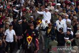 Gubernur Jawa Barat Dedi Mulyadi (tengah) menaiki kuda saat Kirab Budaya Hari Jadi Ke-80 Provinsi Jawa Barat di jalan Asia Afrika, Bandung, Jawa Barat, Selasa (19/8/2025). Kirab Budaya yang diikuti sedikitnya 250 peserta dari 27 kabupaten/kota beserta organisasi perangkat daerah tersebut menampilkan aneka tradisi, pakaian adat, hasil bumi hingga parade kereta kencana se-Jawa Barat. ANTARA FOTO/Novrian Arbi/agr