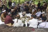Warga makan bersama saat tradisi Nyuguh di Kampung Kuta, Kabupaten Ciamis, Jawa Barat, Selasa (19/8/2025).Tradisi Adat Nyuguh yang ditetapkan sebagai warisan budaya tak benda itu, merupakan bentuk rasa syukur warga terhadap Tuhan yang telah memberikan panen yang berlimpah sekaligus ritual tolak bala untuk menyambut bulan Mulud sekaligus melestarikan kearifan lokal. ANTARA FOTO/Adeng Bustomi/agr