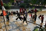 Warga mengikuti lomba gebuk bantal di aliran Sungai Ciliwung, Kampung Warna Warni RT 04 RW 09, Kelurahan Katulampa, Kota Bogor, Jawa Barat, Minggu (17/8/2025). Kampung wisata di bantaran Ciliwung tersebut menggelar berbagai lomba dalam rangka memeriahkan peringatan HUT ke-80 Kemerdekaan Republik Indonesia. ANTARA FOTO/Arif Firmansyah/rwa. 
