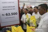 Menteri Dalam Negeri Tito Karnavian (kedua kiri) bersama Kepala Bapanas Arief Prasetyo Adi (kedua kanan) dan Gubernur Banten Andra Soni (kanan) menunjukkan beras Stabilitas Pasokan Harga Pangan (SPHP) saat mengunjungi salah satu ritel modern di Kota Serang, Banten, Rabu (20/8/2025). Kunjungan Mendagri Tito Karnavian bersama Direktur Utama Perum Bulog Achmad Rizal Ramdhani dan Kepala Bapanas Arief Prasetyo Adi tersebut dalam rangka memastikan distribusi beras SPHP berjalan lancar untuk menjaga stabilitas pangan nasional serta menjaga harga beras tetap terkendali di pasar tradisional maupun modern. ANTARA FOTO/Angga Budhiyanto/gp