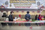 Warga membeli berbagai bahan pokok saat Gerakan Pangan Murah (GPM) di Polres Cimahi, Jawa Barat, Rabu (20/8/2025). Pemerintah Kota Cimahi bersama Polres Cimahi dan Perum Bulog menggelar gerakan pangan murah dengan menyediakan berbagai kebutuhan pokok seperti beras SPHP, beras premium, minyak goreng, telur ayam, dan bawang yang dijual di bawah harga pasar dengan tujuan untuk menjaga stabilitas pasokan dan harga pangan. ANTARA FOTO/Abdan Syakura/agr