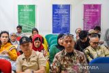 Warga menunggu antrean untuk membayar PBB di Kantor Badan Pendapatan Daerah Kota Bandung, Jawa Barat, Rabu (20/8/2025). Gubernur Jawa Barat Dedi Mulyadi mengimbau wali kota dan bupati agar membebaskan tunggakan Pajak Bumi dan Bangunan (PBB) perorangan untuk semua golongan terhitung sebelum tahun 2024 yang ditujukan guna meringankan beban masyarakat sekaligus membangun tradisi warga membayar pajak. ANTARA FOTO/Raisan Al Farisi/agr