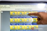 Warga mengambil nomor antrean untuk membayar PBB di Kantor Badan Pendapatan Daerah Kota Bandung, Jawa Barat, Rabu (20/8/2025). Gubernur Jawa Barat Dedi Mulyadi mengimbau wali kota dan bupati agar membebaskan tunggakan Pajak Bumi dan Bangunan (PBB) perorangan untuk semua golongan terhitung sebelum tahun 2024 yang ditujukan guna meringankan beban masyarakat sekaligus membangun tradisi warga membayar pajak. ANTARA FOTO/Raisan Al Farisi/agr