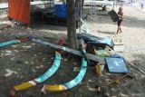 Nelayan membawa serpihan perahu wisata yang rusak dihantam gelombang di Wisata Bahari Pasir Putih, Kecamatan Bungatan, Situbondo, Jawa Timur, Rabu (20/8/2025). Sebanyak 20 perahu wisata yang ditambatkan tersebut mengalami kerusakan setelah dihantam gelombang laut yang disertai angin kencang pada Selasa (19/8) malam. ANTARA Jatim/Seno/mas.