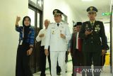Bupati Tanah Bumbu Provinsi Kalimantan Selatan, Andi Rudi Latif (tengah) di dampingi oleh Komandan Kodim 1022 Tanah Bumbu Letnan Kolonel Inf Zierda Aulia Salam (kanan) dan pimpinan muspida melakukan kunjungan di RSUD Andi Abdurahman Noor untuk meninjau layanan kesehatan terhadap pasien yang berobat.