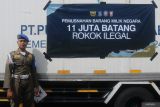 Anggota Satpol PP berdiri di samping truk yang berisi rokok ilegal saat pemusnahan rokok ilegal di Balai Kota Surabaya, Surabaya, Jawa Timur, Rabu (20/8/2025). Pemerintah Kota Surabaya bersama Kantor Pengawasan dan Pelayanan Bea dan Cukai Tipe Madya Pabean B Sidoarjo memusnahkan rokok ilegal sebanyak 11.192.740 batang rokok ilegal berbagai merek yang merupakan hasil penindakan periode Januari hingga Mei 2025. ANTARA Jatim/Didik Suhartono/mas.