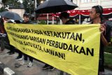 Pegiat HAM membawa spanduk saat aksi Kamisan #118 di depan Balai Kota Malang, Jawa Timur, Kamis (21/8/2025). Dalam pernyataan sikapnya mereka menolak kriminalisasi terhadap rakyat dan Rancangan Undang Undang Hukum Acara Pidana (RUU KUHAP) karena dinilai membuka peluang terhadap terjadinya pelanggaran HAM. Antara Jatim/Ari Bowo Sucipto/um