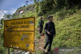 Warga berjalan di dekat rambu zona Sesar Lembang di kawasan Gunung Batu, Lembang, Kabupaten Bandung Barat, Jawa Barat, Kamis (21/8/2025). Badan Meteorologi, Klimatologi, dan Geofisika (BMKG) mencatat adanya peningkatan aktivitas kegempaan di Sesar Lembang selama beberapa waktu terakhir, terhitung berdasarkan data kegempaan tahun 2010-2025 telah terjadi sedikitnya 18 gempa akibat aktivitas Sesar Lembang dan sebanyak lima di antaranya terjadi pada rentang Juli-Agustus 2025. ANTARA FOTO/Abdan Syakura/agr