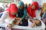 Petugas mengukur tinggi badan bayi saat layanan posyandu di Kelurahan Pojok, Kota Kediri, Jawa Timur, Kamis (21/8/2025). Pemerintah berupaya terus menurunkan angka kematian bayi (AKB) usia 0-1 tahun dengan target 12 per 1.000 kelahiran hidup pada tahun 2030 sehingga mulai terlihat pekembangannya melalui data Badan Pusat Statistik (BPS) yang menyebutkan penurunan AKB dalam beberapa tahun terakhir yakni 16,9 per 1.000 kelahiran tahun 2020, 16,2 tahun 2021, 15,2 tahun 2022, 14,8 tahun 2023, dan 14,1 per 1.000 kelahiran pada tahun 2024. ANTARA Jatim/Prasetia Fauzani/mas.