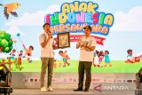 Wakil Wali Kota Bandung Erwin (kanan) menerima penghargaan dari Senior Manager MURI Triyono (kiri) saat peringatan Hari Anak Nasional di Kiara Artha Park, Bandung, Jawa Barat, Kamis (21/8/2025). Pemerintah Kota Bandung menggelar peringatan Hari Anak Nasional dengan mengadakan peragaan busana bagi anak, pagelaran tarian budaya, pelatihan membatik, pameran permainan tradisional serta menerima penghargaan dari Museum Rekor Dunia Indonesia (MURI) untuk pembagian 52.010 Kartu Identitas Anak (KIA). ANTARA FOTO/Raisan Al Farisi/agr
