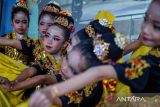 Anak-anak membawakan tarian saat mengikuti peringatan Hari Anak Nasional di Kiara Artha Park, Bandung, Jawa Barat, Kamis (21/8/2025). Pemerintah Kota Bandung menggelar peringatan Hari Anak Nasional dengan mengadakan peragaan busana bagi anak, pagelaran tarian budaya, pelatihan membatik, pameran permainan tradisional serta menerima penghargaan dari Museum Rekor Dunia Indonesia (MURI) untuk pembagian 52.010 Kartu Identitas Anak (KIA). ANTARA FOTO/Raisan Al Farisi/agr