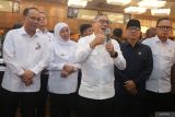 Menteri Koordinator Bidang Pangan Zulkifli Hasan (tengah) bersama Menteri Koperasi Budi Arie Setiadi (kiri), Menteri Desa, Pembangunan Daerah Tertinggal dan Transmigrasi Yandri Susanto (kedua kanan), Wakil Menteri Dalam Negerii Bima Arya Sugiarto (kanan) dan Gubernur Jawa Timur Khofifah Indar Parawansa (kedua kiri) memberikan keterangan pers usai rapat konsolidasi program prioritas nasional di Surabaya, Jawa Timur, Kamis (21/8/2025). Kegiatan tersebut diselenggarakan sebagai upaya konsolidasi antara pemerintah pusat dan daerah untuk percepatan program prioritas nasional di antaranya di bidang pangan dan operasionalisasi Kopdes Merah Putih. ANTARA Jatim/Moch Asim.