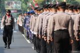 Sejumlah anggota Polri mengikuti upacara Hari Juang Polri di Jalan Darmo, Surabaya, Jawa Timur, Kamis (21/8/2025). Peringatan Hari Juang Polri 2025 digelar dengan upacara di depan Monumen Perjuangan Polri yang dipimpin Kapolri Jenderal Polisi Listyo Sigit Prabowo. ANTARA Jatim/Didik Suhartono/mas.