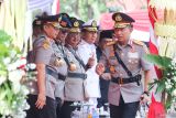 Kapolri Jenderal Polisi Listyo Sigit Prabowo (kanan) tiba di lokasi upacara Hari Juang Polri di Jalan Darmo, Surabaya, Jawa Timur, Kamis (21/8/2025). Peringatan Hari Juang Polri 2025 digelar dengan upacara di depan Monumen Perjuangan Polri yang dipimpin Kapolri Jenderal Polisi Listyo Sigit Prabowo. ANTARA Jatim/Didik Suhartono/mas.