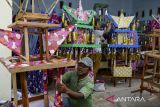 Pekerja menempelkan hiasan saat produksi kerajinan Panjang Mulud di Drangong, Kota Serang, Banten, Kamis (21/8/2025). Kerajinan musiman Panjang Mulud yang dibuat untuk hiasan dalam perayaan Maulid Nabi Muhammad di Provinsi Banten tersebut dijual mulai harga Rp250 ribu hingga Rp1 juta per unit. ANTARA FOTO/Muhammad Bagus Khoirunas/gp
