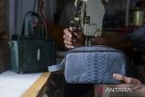 Perajin menyelesaikan pembuatan tas dari bahan kulit ular di Khyang Leather, Cisoka, Kabupaten Tangerang, Banten, Kamis (21/8/2025). Kerajinan berupa tas, dompet serta sabuk yang terbuat dari kulit ular tersebut dijual seharga Rp500.000 - Rp3.000.000 dan telah menembus pasar ekspor hingga ke Korea Selatan, Kuwait dan Qatar. ANTARA FOTO/Putra M. Akbar/gp
