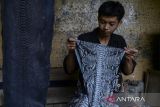 Perajin merapikan kulit ular sebelum dibuat menjadi kerajinan di Khyang Leather, Cisoka, Kabupaten Tangerang, Banten, Kamis (21/8/2025). Kerajinan berupa tas, dompet serta sabuk yang terbuat dari kulit ular tersebut dijual seharga Rp500.000 - Rp3.000.000 dan telah menembus pasar ekspor hingga ke Korea Selatan, Kuwait dan Qatar. ANTARA FOTO/Putra M. Akbar/gp