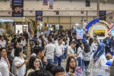 Pengunjung memadati BCA EXPO 2025 saat pembukaan di ICE BCD, Tangerang, Banten, Jumat (22/8/2025).  PT Bank Central Asia Tbk (BCA) kembali hadirkan BCA Expo 2025 yang berlangsung secara offline pada 22 - 24 Agustus 2025 dan secara online pada 22 Agustus - 30 September 2025 untuk mempermudah nasabah mendapatkan tawaran solusi keuangan terintegrasi guna mendukung gaya hidup modern, inklusif, dan ramah lingkungan.  ANTARA FOTO/Galih Pradipta