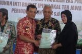 Pemprov Jateng  serahkan 1.065 sertifikat tanah ke petani teh