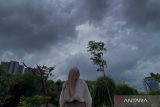 Masyarakat diimbau waspada angin kencang, hujan petir, dan banjir rob pada Jumat